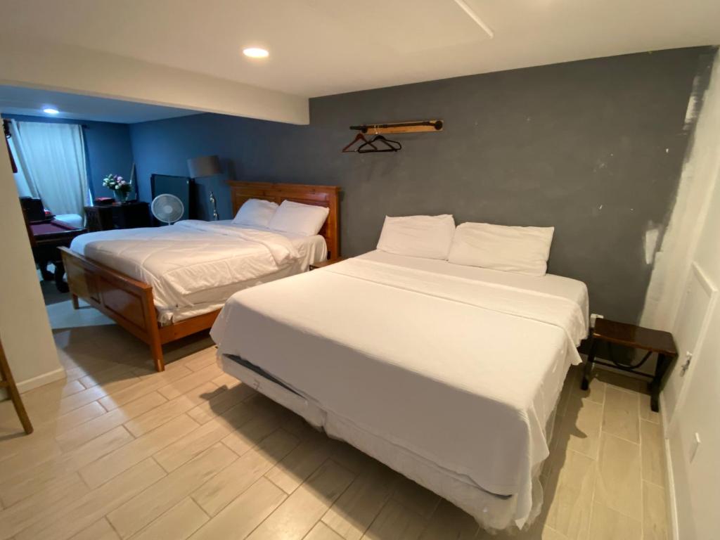 1 dormitorio con 2 camas, silla y mesa en Two King Beds and washer drier, en Peekskill