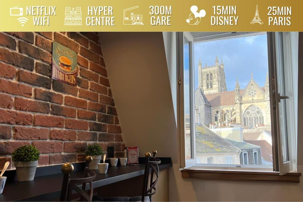 une fenêtre avec vue sur une église dans l'établissement Le Meaux Sacré Vue Cathédrale Hyper Centre Gare Disney, à Meaux