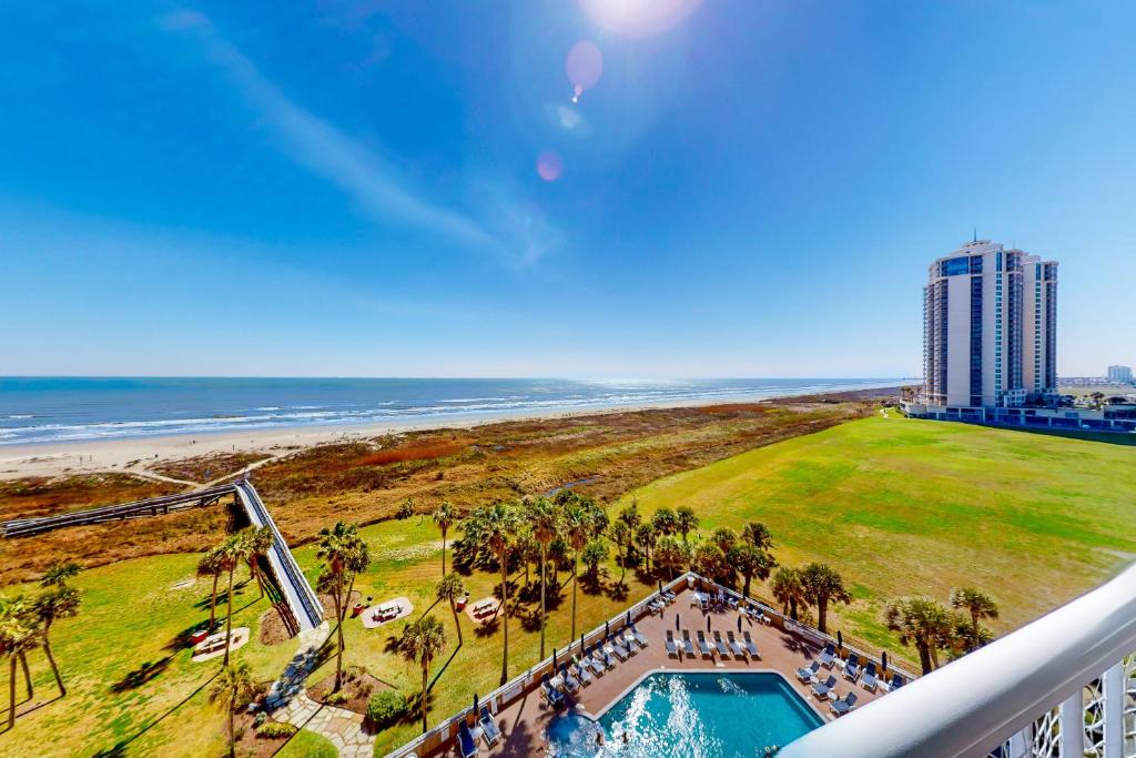 Blick auf den Strand vom Balkon eines Resorts in der Unterkunft Galvestonian 710 in Galveston