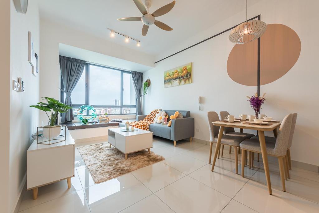 uma sala de estar com um sofá e uma mesa em 5min to Sunway Pyramid 5 pax Cozy Home em Petaling Jaya