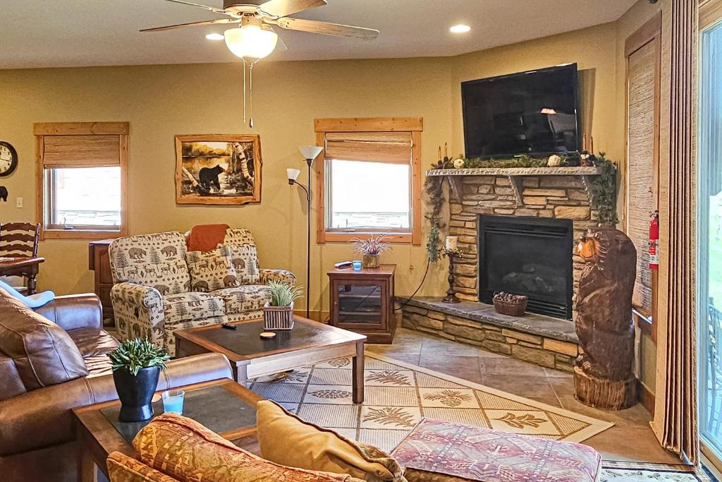 sala de estar con sofá y chimenea en Cozy Mountain Retreat, en South Fork