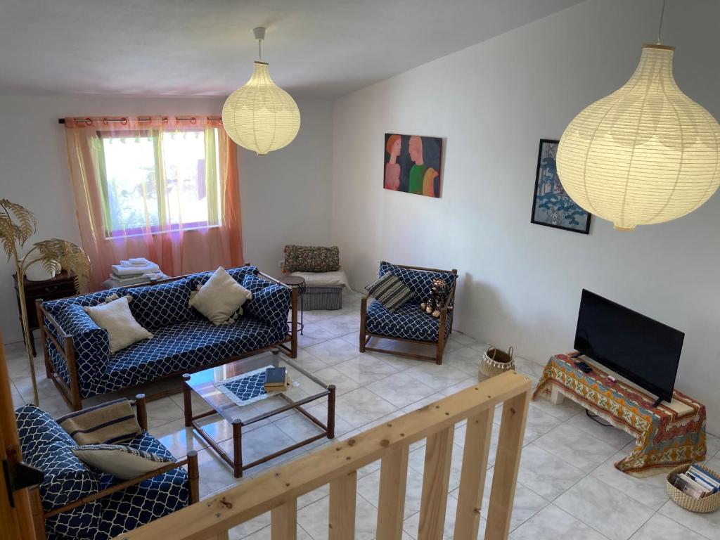 ein Wohnzimmer mit 2 Sofas und einem TV in der Unterkunft Casa Tranquila Barrada in Alcoutim