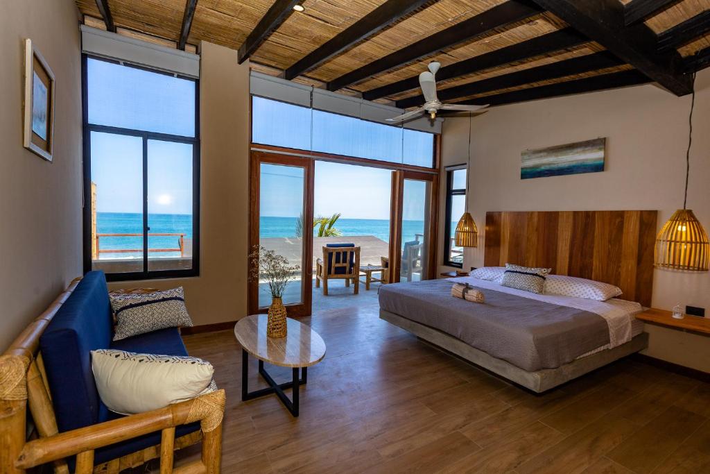 Casa Colibrí في مانكورا: غرفة نوم مع سرير وإطلالة على المحيط