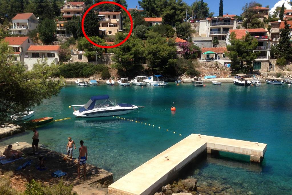 un bateau est amarré dans un port de plaisance avec un cercle rouge dans l'établissement Apartments by the sea Basina, Hvar - 4620, à Basina