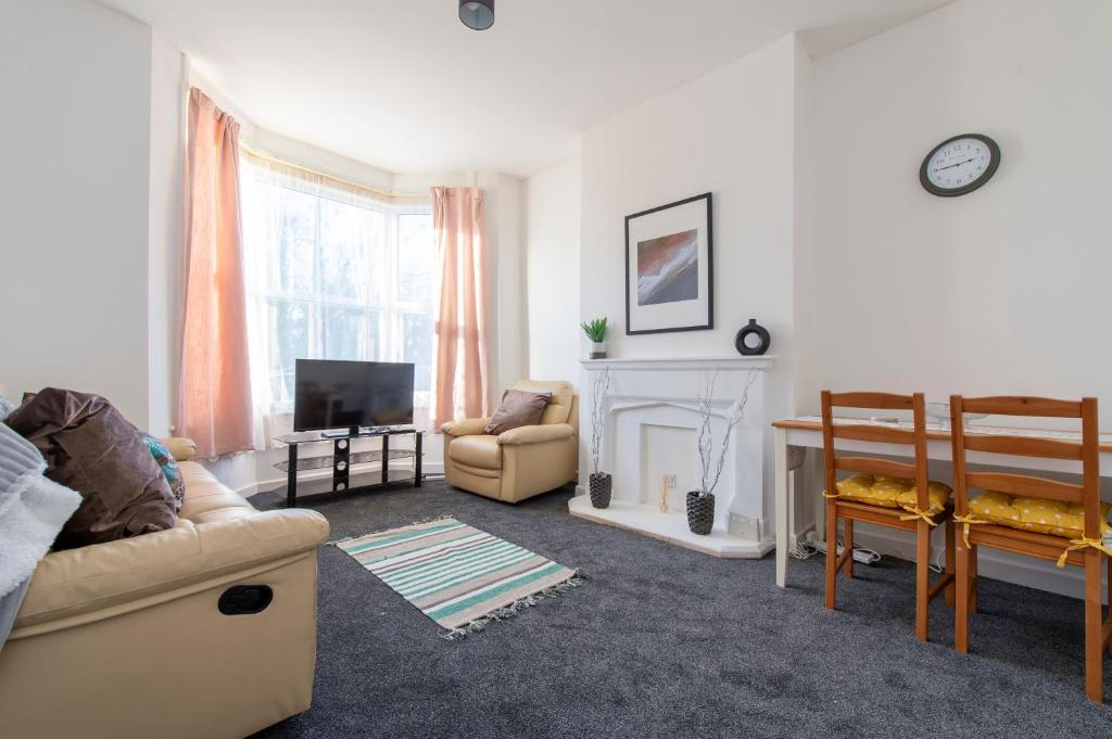 sala de estar con sofá y chimenea en Harwich haven great for couples and contractors en Harwich
