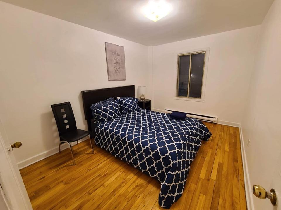 - une chambre avec un lit et une chaise dans l'établissement 425$ 7nights // Full Kitchen // Room B, à Montréal