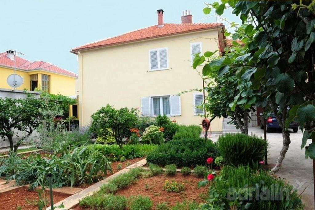 einen Garten vor einem Haus in der Unterkunft Apartments with a parking space Zadar - 22541 in Zadar