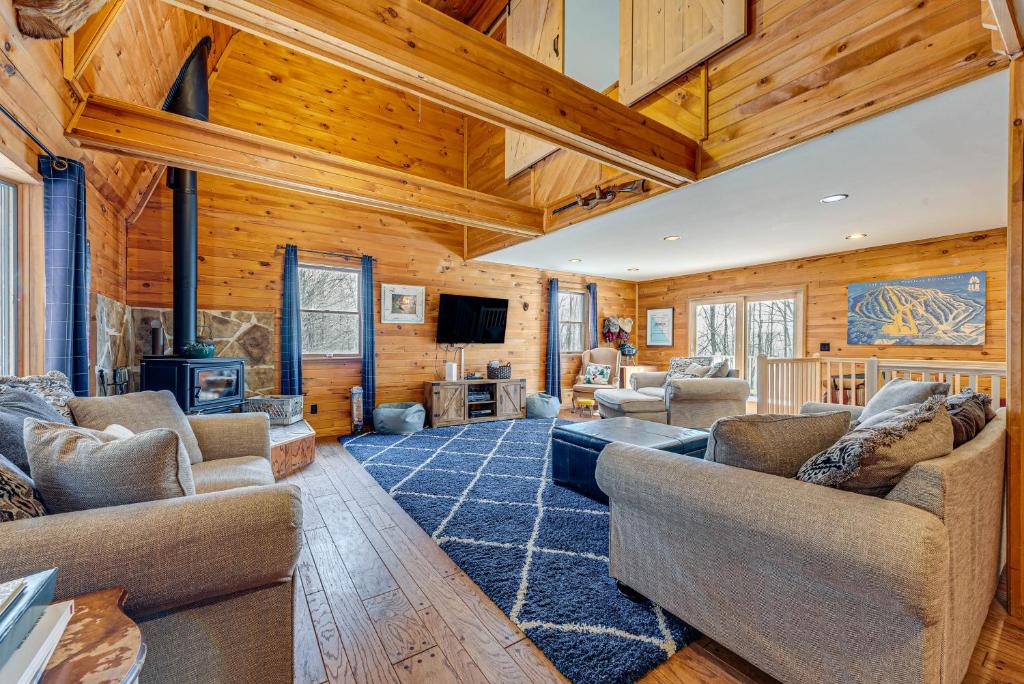 uma ampla sala de estar com paredes e tectos em madeira em Poconos Escape on 11 Acres - 2 Mi to Elk Mountain! em Pleasant Mount