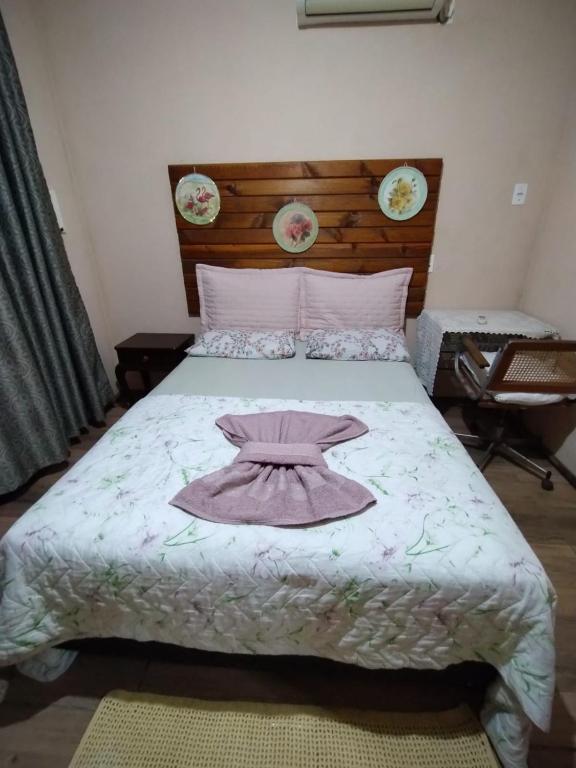 Un pat sau paturi într-o cameră la Pousada Maria Rosa Quarto 1