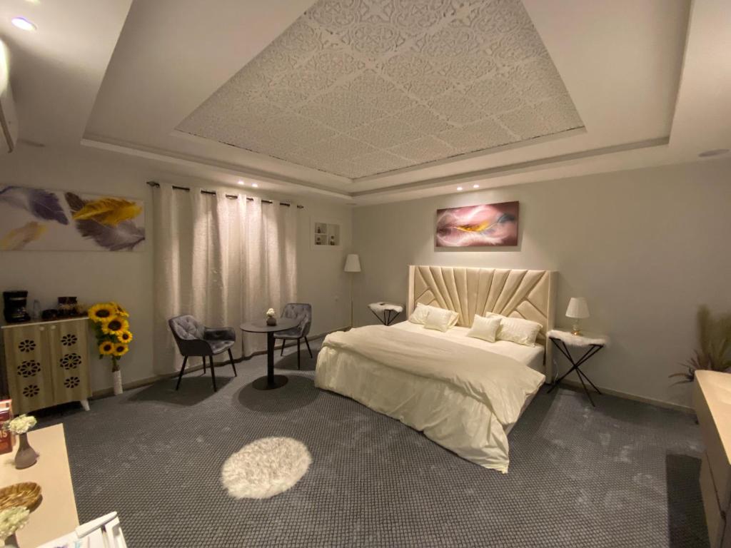 a bedroom with a bed and a table with chairs at غرفه مستقله بدورة مياه حي طويق in Riyadh