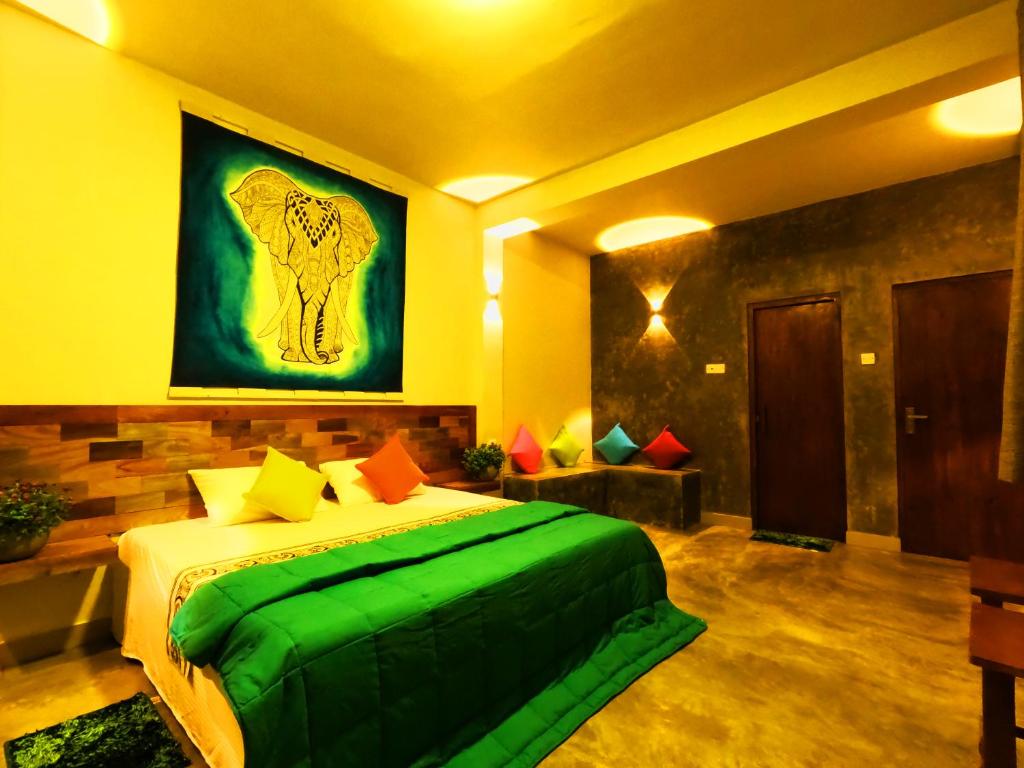 a bedroom with a bed with a green blanket at Pretty Villa in Gelioya