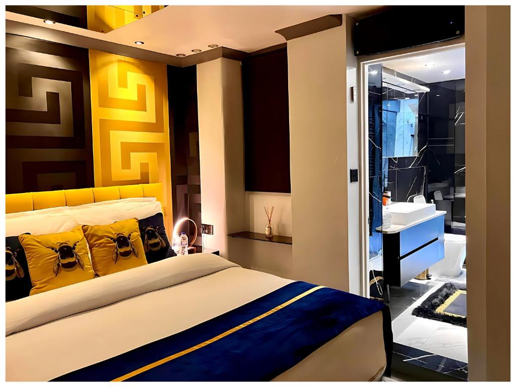 Exclusive Apartments South Kensington في لندن: غرفة نوم بسرير وحمام مع حوض