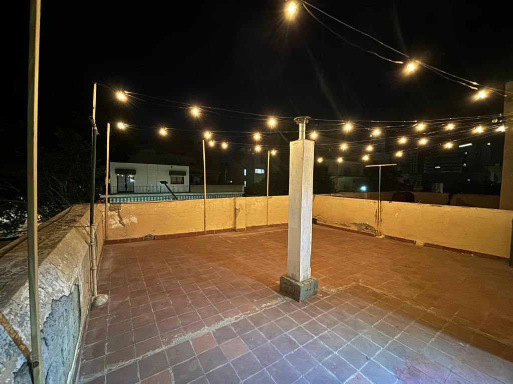 einen Tennisplatz mit Licht am Zaun in der Nacht in der Unterkunft M&S Amoblado Temporal in Neuquén