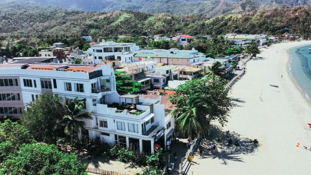 Luftblick auf ein Resort und den Strand in der Unterkunft Casa Marco Suites Puerto Galera powered by Cocotel in Puerto Galera