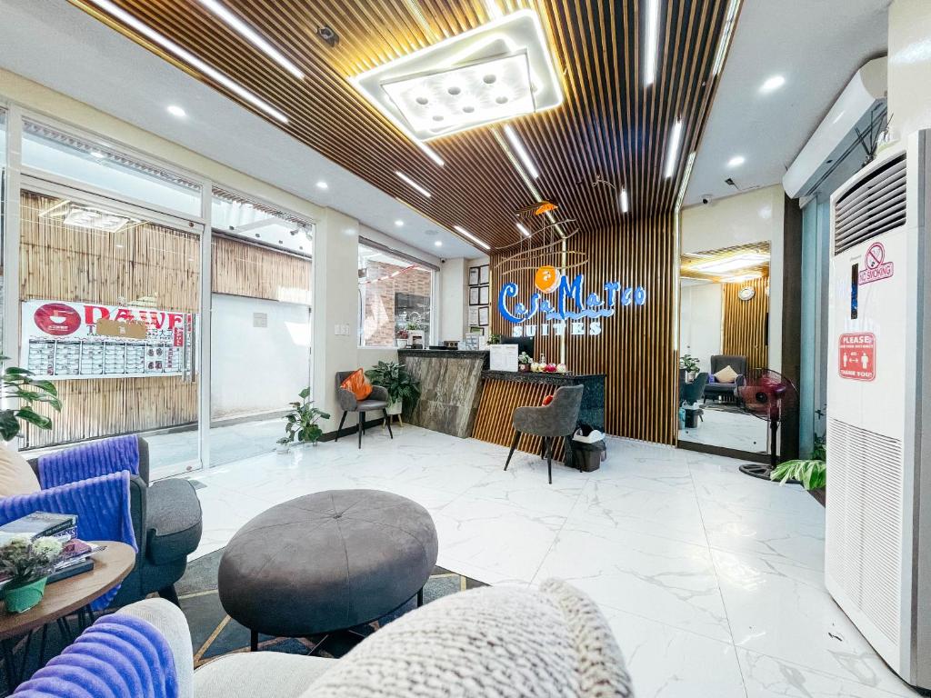 eine Lobby eines Restaurants mit Stühlen und einem Tisch in der Unterkunft Casa Marco Suites Puerto Galera powered by Cocotel in Puerto Galera