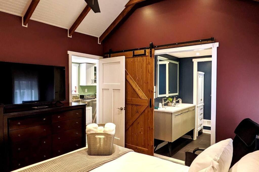 1 dormitorio con una puerta grande que conduce a un baño en Walkable Elmwood Cottage, No Chores 2Bath 2BR 1Car, en Buffalo