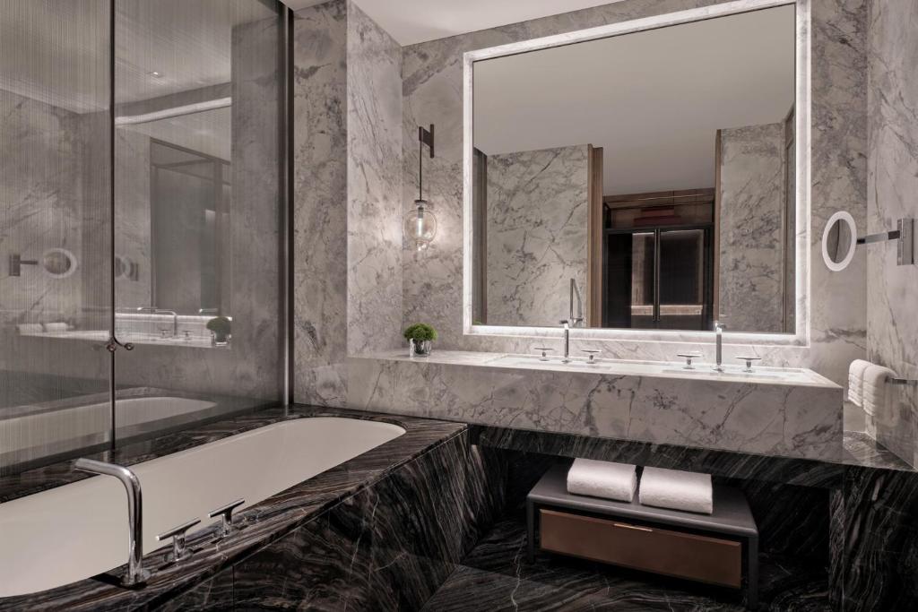Conrad Shenzhen, the first art museum hotel in Greater Bay Area with the stunning bay and sunset view in the hotel terrace - Deluxe King Room