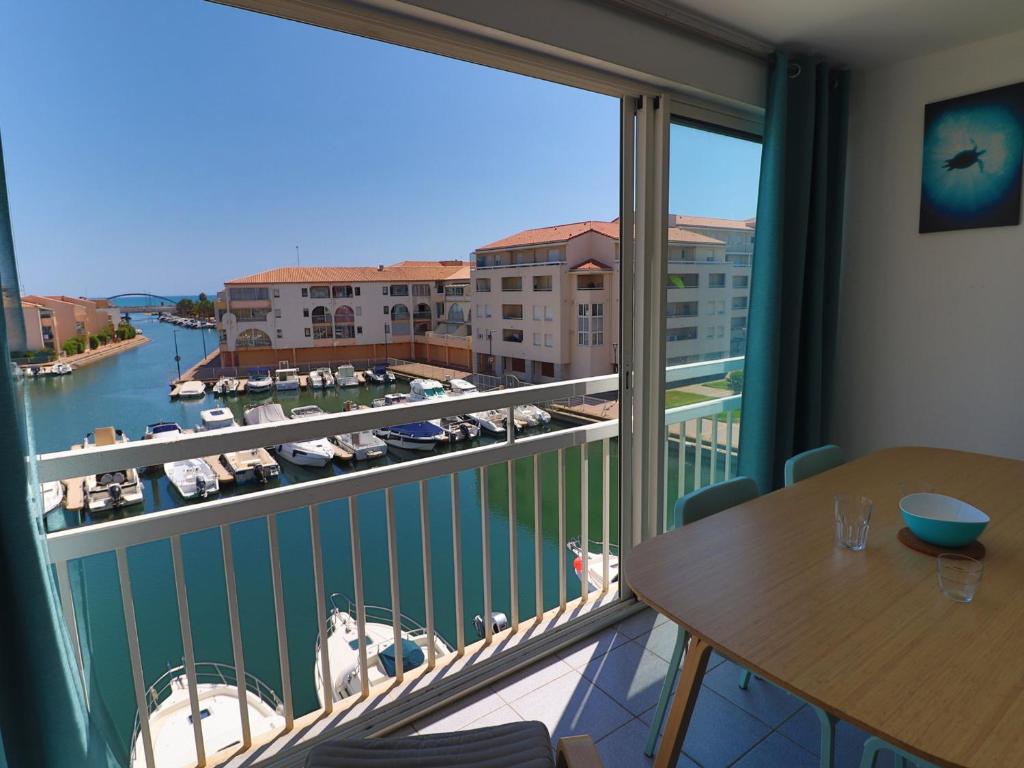d'un balcon avec une table et une vue sur le port de plaisance. dans l'établissement Studio à Sète pour 4 pers avec parking et vue mer - FR-1-472-193, à Sète