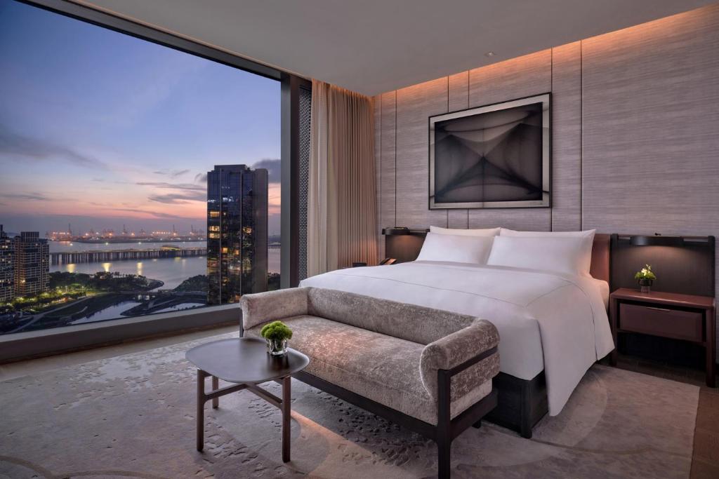 Conrad Shenzhen, the first art museum hotel in Greater Bay Area with the stunning bay and sunset view in the hotel terrace - Premium King Suite