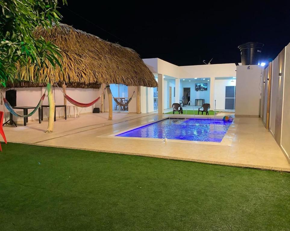 een villa met een zwembad in de nacht bij CABAÑA LUJOSA CON MESA DE BILLAR in Sabanagrande