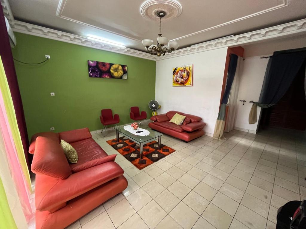 Uma área de estar em Appartement élégant et spacieux près de la Résidence de Samuel Eto'o