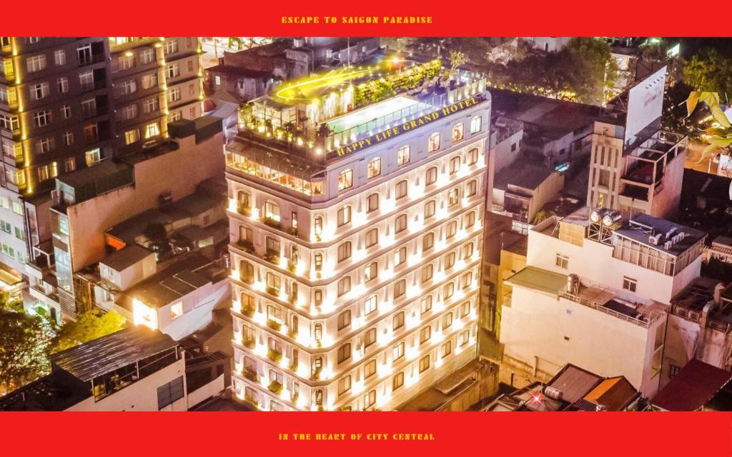una vista in alto di un palazzo di notte di Happy Life Grand Hotel & Sky Bar ad Ho Chi Minh