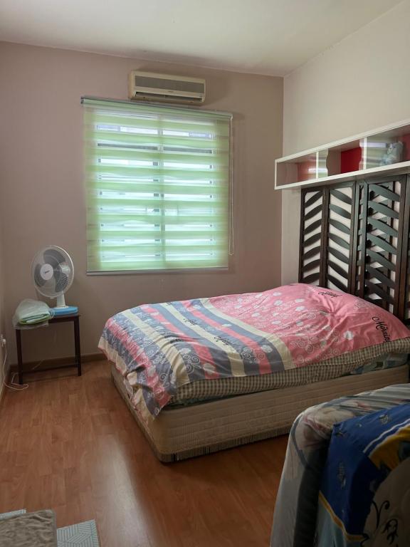 Giường trong phòng chung tại MyDream Wedding Perfect Landed Home