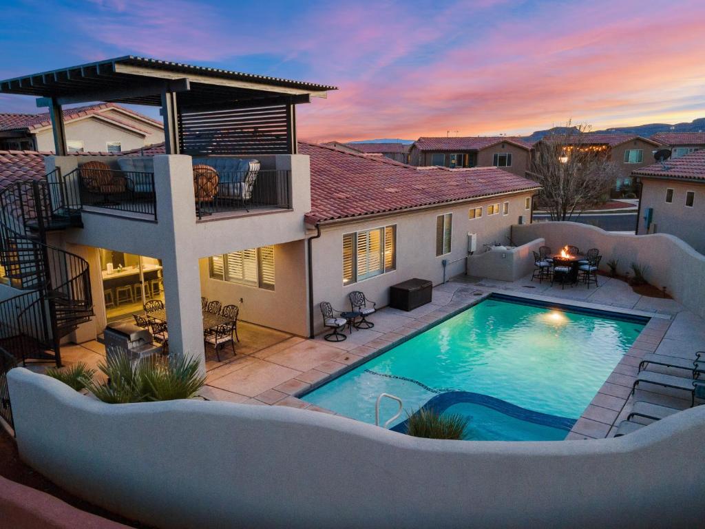 a house with a swimming pool in the backyard at Paradise Private Pool Retreat #17 home in Santa Clara