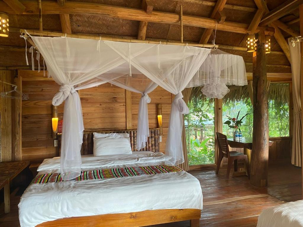 1 dormitorio con 1 cama con dosel en Chez Thuc Home’stay, en Thanh Hóa