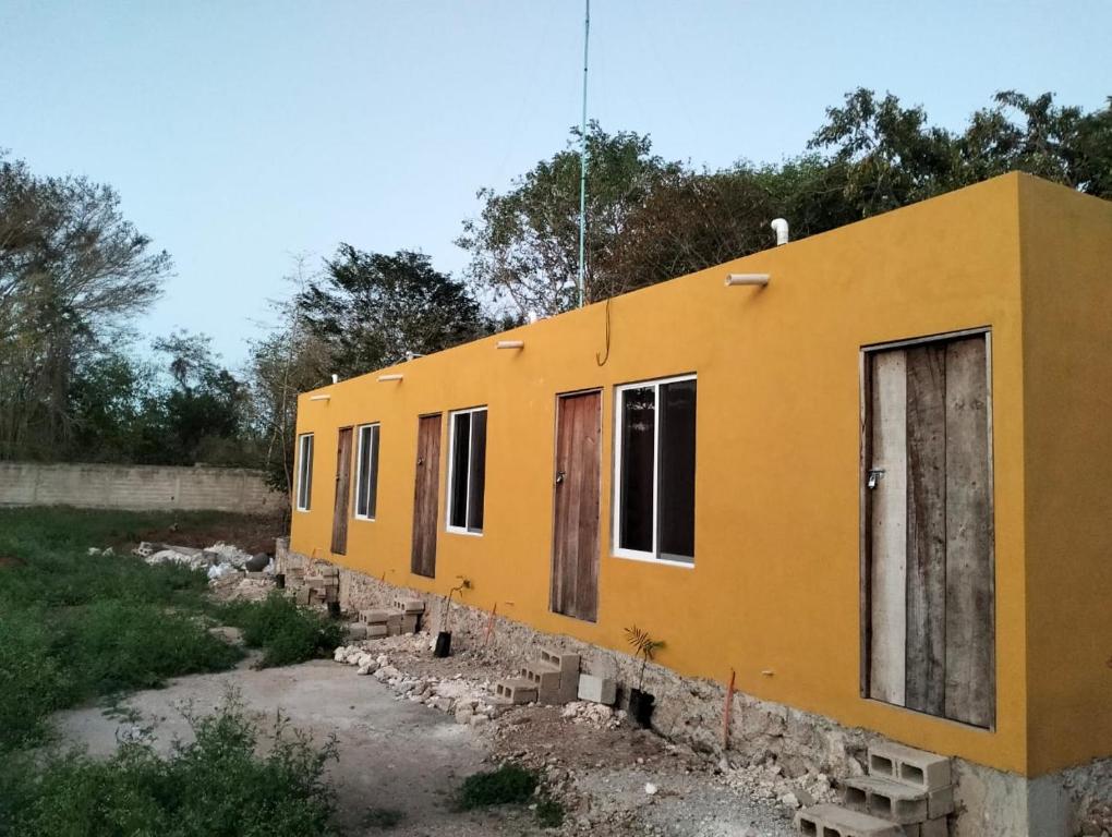 una fila de viviendas modulares que se están construyendo en Villa Maya, en Izamal