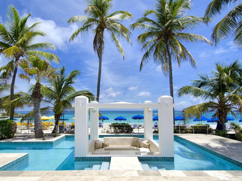Bazén v ubytování Coral Beach Club Villas & Marina nebo v jeho okolí