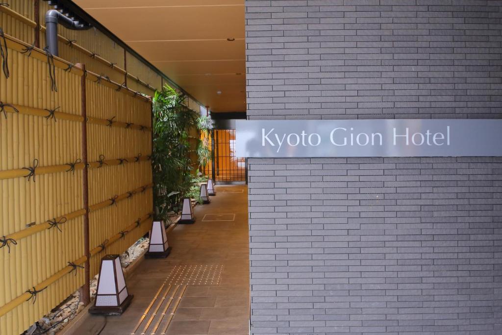 un bâtiment avec un panneau indiquant l'hôtel kyoto glion dans l'établissement KYOTO GION HOTEL, à Kyoto