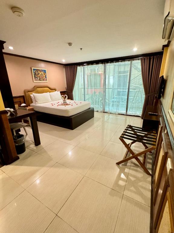 TV a/nebo společenská místnost v ubytování Red Coco Inn de Boracay
