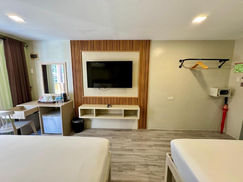 TV a/nebo společenská místnost v ubytování Red Coco Inn de Boracay