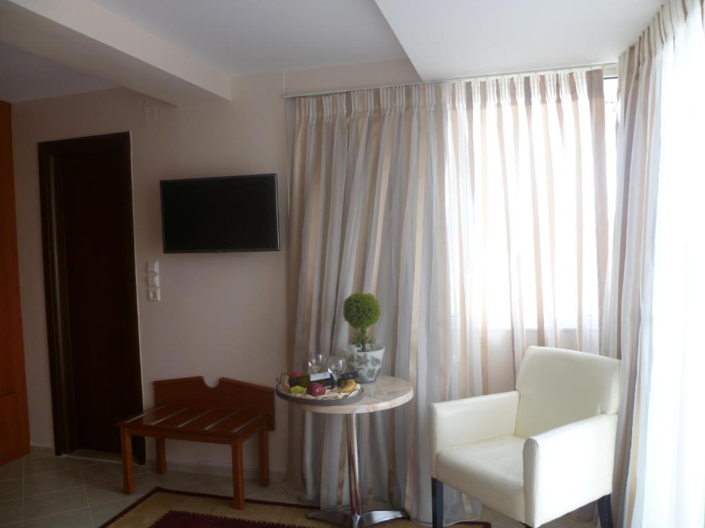 TV a/nebo společenská místnost v ubytování Triton Hotel Piraeus