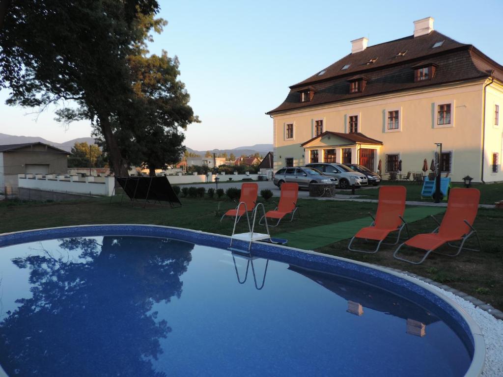 Bazén v ubytování Chateau Diva nebo v jeho okolí