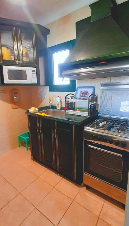 Kuchyň nebo kuchyňský kout v ubytování La Hacienda ras sedr chalet