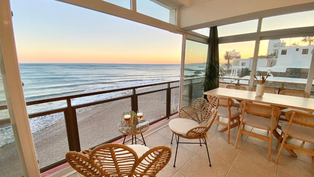 ein Esszimmer mit Blick auf das Meer in der Unterkunft MAR Suites OnlyMalaga in Benalmádena