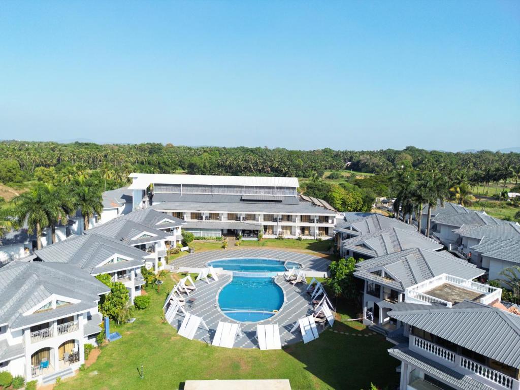 una vista aérea de una casa con piscina en Baywatch Resort, Colva Goa, en Colva