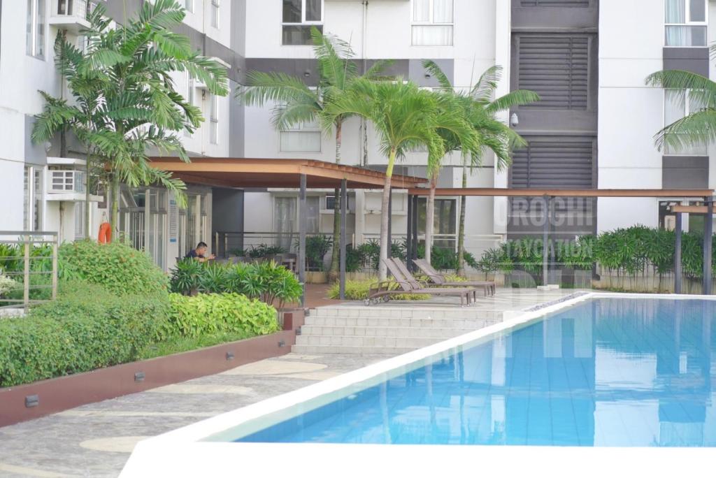 une image d'une piscine en face d'un bâtiment dans l'établissement Topaz 1 Bedroom Suite Orochi Staycation PH at Centrio Towers, à Cagayán de Oro