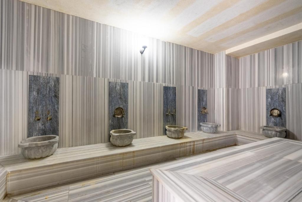 A bathroom at Valens Hotel Downtown