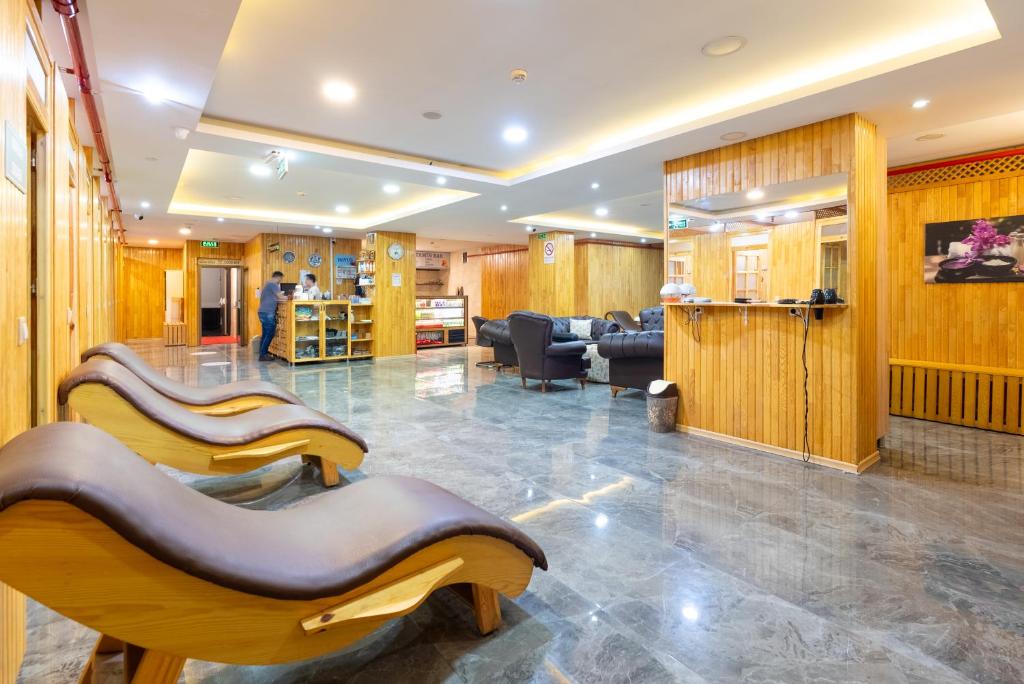 A seating area at Valens Hotel Downtown