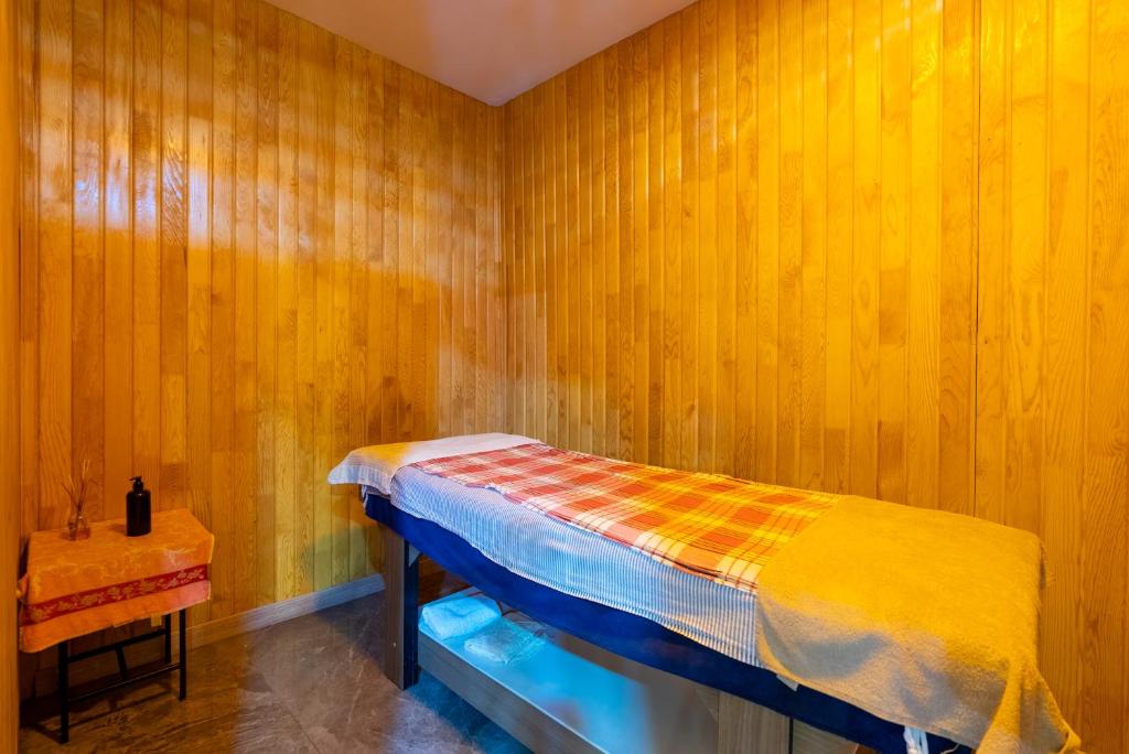 A bed or beds in a room at Valens Hotel Downtown