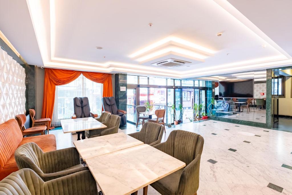 A kitchen or kitchenette at Valens Hotel Downtown