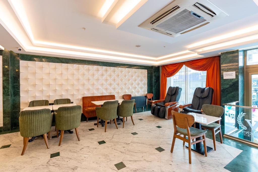 A seating area at Valens Hotel Downtown