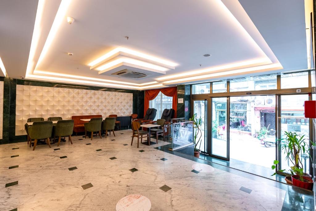 A seating area at Valens Hotel Downtown