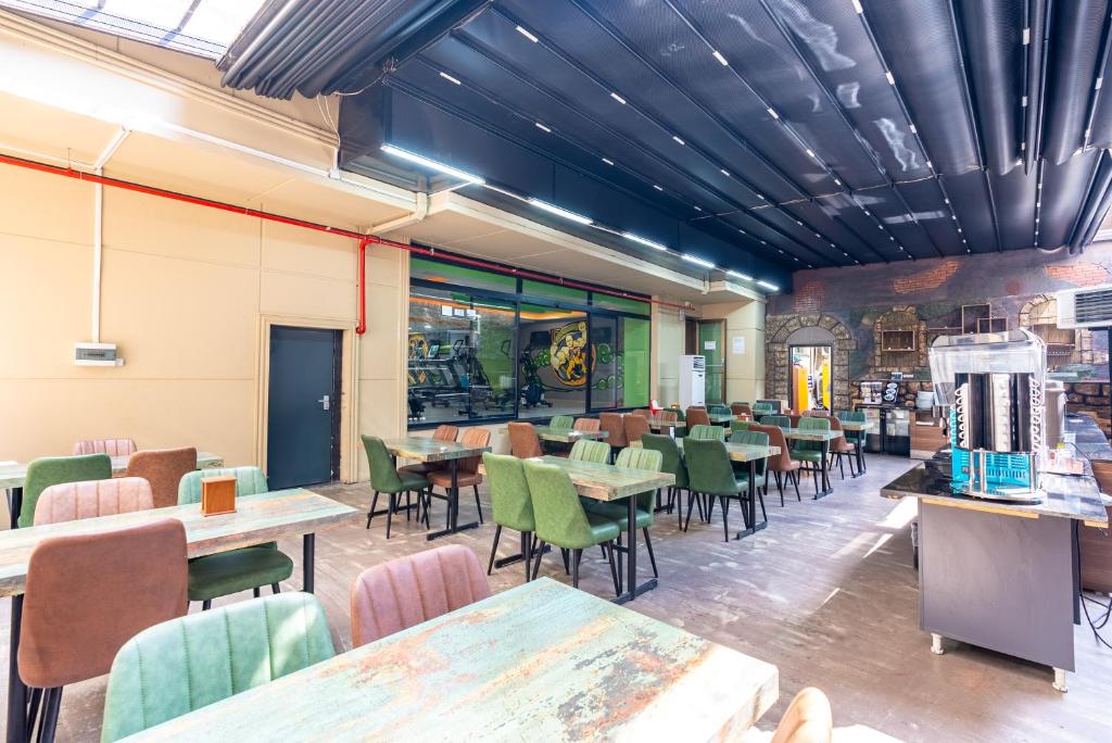 A seating area at Valens Hotel Downtown
