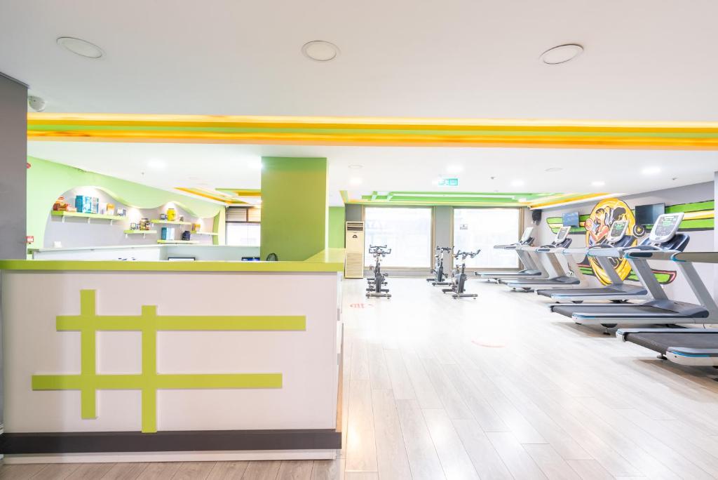 The fitness centre and/or fitness facilities at Valens Hotel Downtown