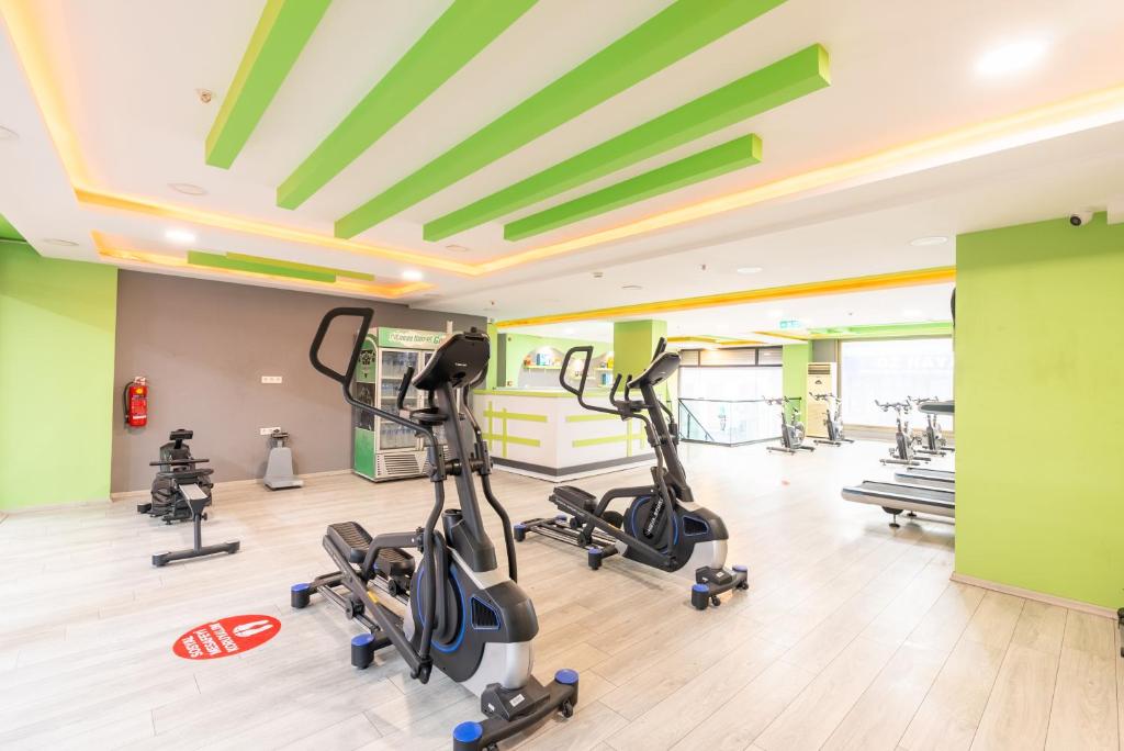 The fitness centre and/or fitness facilities at Valens Hotel Downtown