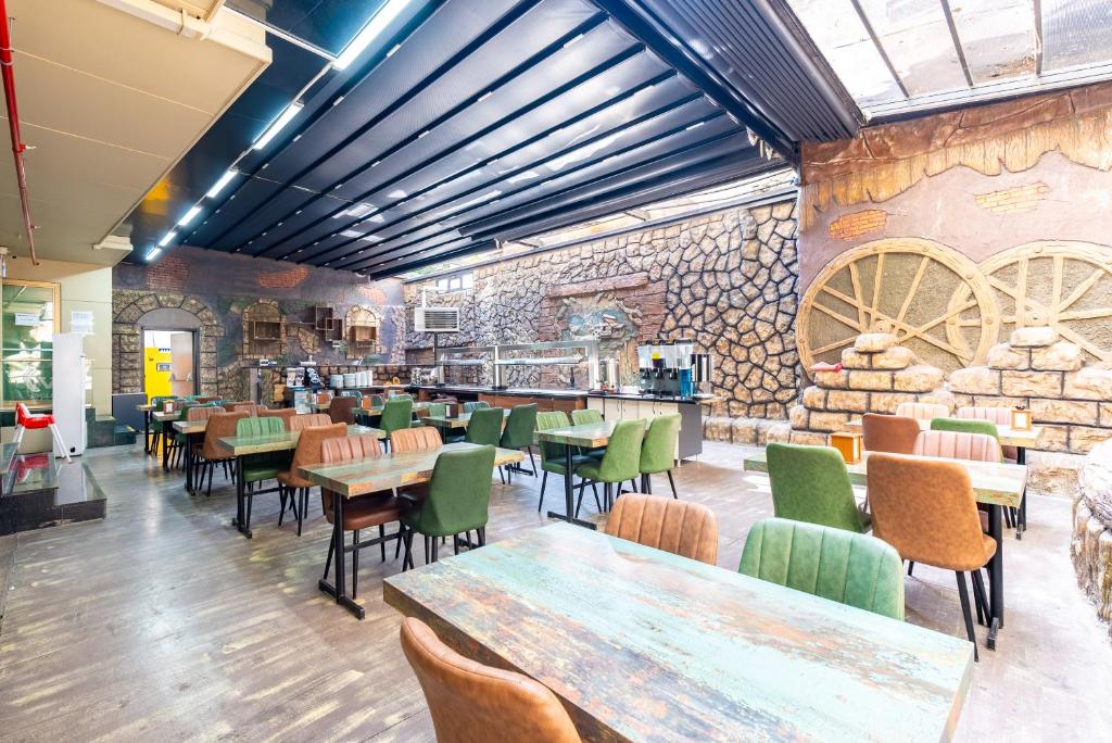 A restaurant or other place to eat at Valens Hotel Downtown